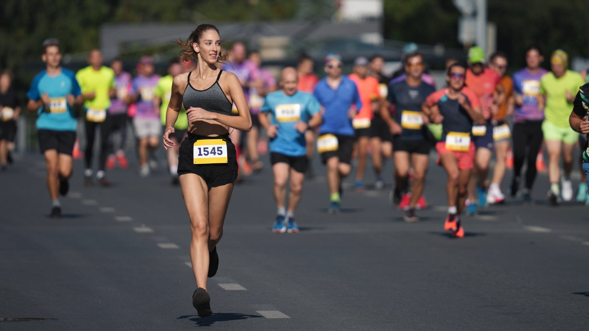 Femme court le marathon