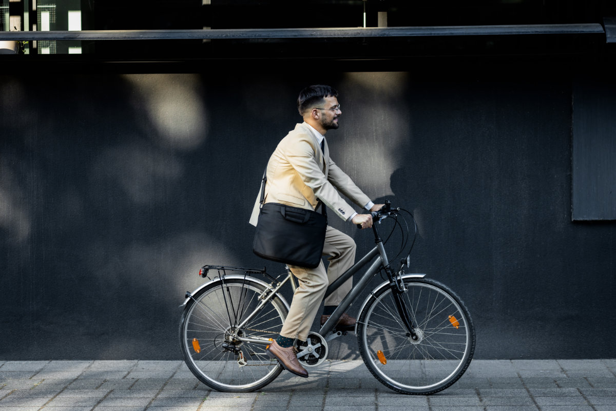 Homme en costume sur un vélo